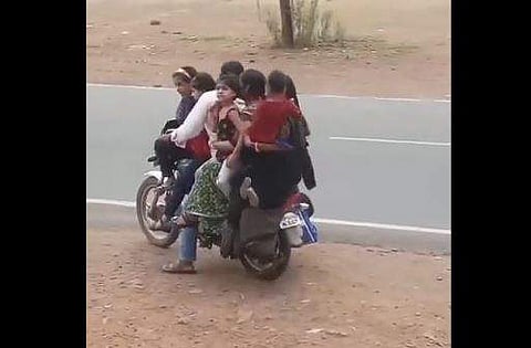 കുട്ടികള്‍ അടക്കം ഏഴുപേരുടെ ബൈക്ക് സവാരിയുടെ ദൃശ്യം