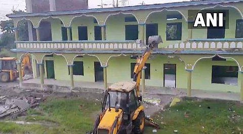 മദ്രസ ഇടിച്ചു നിരത്തുന്നു/ വീഡിയോ ദൃശ്യത്തില്‍ നിന്ന്‌