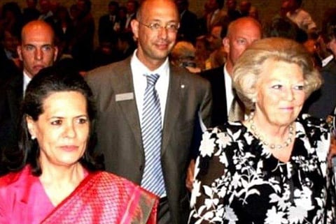 അമ്മയ്‌ക്കൊപ്പം സോണിയാ ഗാന്ധി/ ട്വിറ്റര്‍