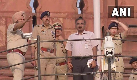 സ്വാതന്ത്ര്യദിന ആഘോഷങ്ങൾ നടക്കുന്ന ചെങ്കോട്ടയിലെ സുരക്ഷാ സജ്ജീകരങ്ങൾ പരിശോധിക്കുന്ന ഡൽഹി പൊലീസ് കമ്മീഷണർ സഞ്ജയ് അറോറ/ ഫോട്ടോ: എഎൻഐ