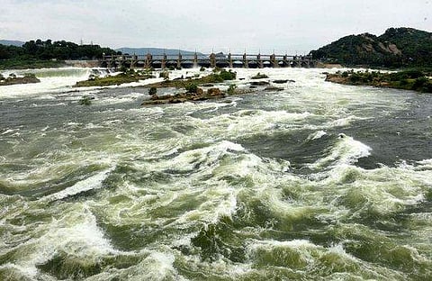 മേട്ടൂര്‍ ഡാമില്‍ നിന്നും വെള്ളം തുറന്നുവിട്ടപ്പോള്‍/ ചിത്രം: ന്യൂ ഇന്‍ഡ്യന്‍ എക്‌സ്പ്രസ്‌