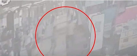 ജീവനക്കാര്‍ തമ്മിലുള്ള സംഘര്‍ഷം/ സിസിടിവി ദൃശ്യത്തില്‍ നിന്ന്