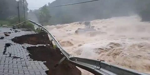 കല്ലാര്‍കുട്ടി ഡാം തുറന്നുവിട്ടതിന് പിന്നാലെ അടിമാലി-കുമളി ദേശീയപാതയില്‍ റോഡിന്റെ സംരക്ഷണ ഭിത്തി ഇടിഞ്ഞു/ ഫയൽ ചിത്രം