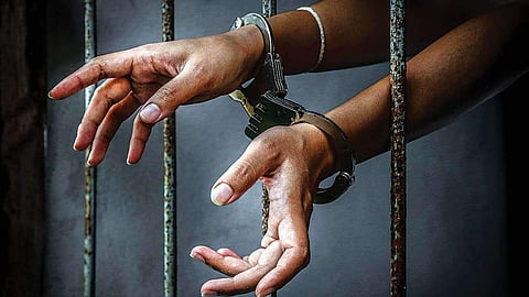 ഇൻഷുറൻസ് തുക കൊണ്ട് കടം വീട്ടാം, ഇന്റർനെറ്റിലെ ഉപദേശം പ്രചോദനമായി; ഭാര്യയെ കൊന്ന യുവാവ് അറസ്റ്റിൽ  