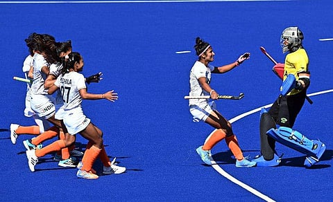 പെനാല്‍റ്റി ഷൂട്ടൗട്ടിന് ശേഷം ഗോള്‍കീപ്പര്‍ സവിതയെ അഭിനന്ദിക്കുന്ന സഹതാരങ്ങള്‍/ഫോട്ടോ: എഎഫ്പി