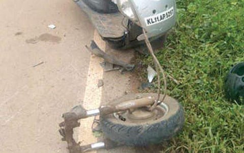 സ്കൂട്ടർ രണ്ടായി മുറിഞ്ഞ നിലയിൽ