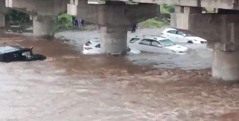 കനത്തമഴയില്‍ കാറുകള്‍ ഒലിച്ചുപോകുന്ന ദൃശ്യം