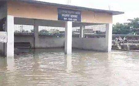 വെള്ളം കയറിയ ശ്മശാനം