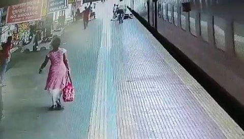 ഓടുന്ന ട്രെയിനില്‍ ചാടി കയറാന്‍ ശ്രമിക്കുന്നതിനിടെ അമ്മയും മകനും വീഴുന്ന ദൃശ്യം