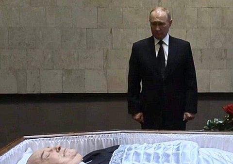 ഗോര്‍ബച്ചേവിന് പുടിന്‍ അന്തിമോപചാരം അര്‍പ്പിക്കുന്നു/ട്വിറ്റര്‍