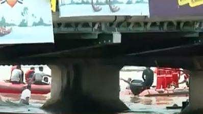 ചാലിയാറില്‍ വള്ളം മറിഞ്ഞ് അപകടത്തില്‍പ്പെട്ടവരെ രക്ഷിക്കുന്ന ദൃശ്യം