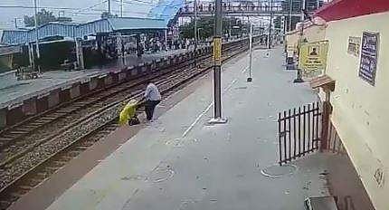 ട്രാക്കില്‍ നിന്ന് പ്ലാറ്റ്‌ഫോമിലേക്ക് സ്ത്രീയെ വലിച്ചുകയറ്റുന്ന റെയില്‍വേ ജീവനക്കാരന്റെ ദൃശ്യം