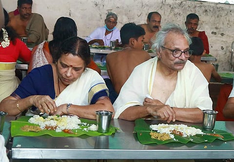 ഭക്തര്‍ക്കൊപ്പം ഗുരുവായൂരില്‍ പ്രസാദ ഊട്ട് കഴിക്കുന്ന എം മുകുന്ദന്‍