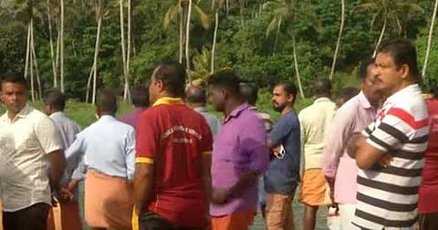 പള്ളിയോടം അപകടം നടന്ന സ്ഥലത്ത് തടിച്ചുകൂടിയ നാട്ടുകാരുടെ ദൃശ്യം