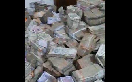 ബിസിനസുകാരന്റെ വീട്ടില്‍ നിന്ന് പിടിച്ചെടുത്ത നോട്ടുകെട്ടുകള്‍