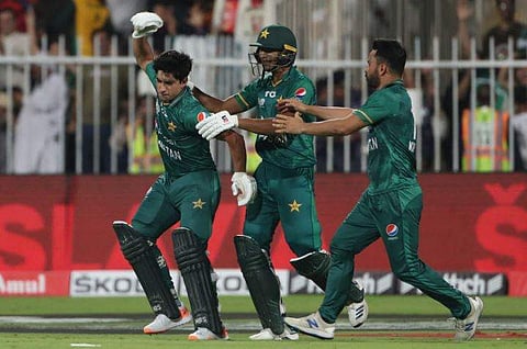 അഫ്ഗാനിസ്ഥാനെതിരായ ജയം സഹതാരങ്ങള്‍ക്കൊപ്പം ആഘോഷിക്കുന്ന നസീം ഷാ/ഫോട്ടോ: എഎഫ്പി