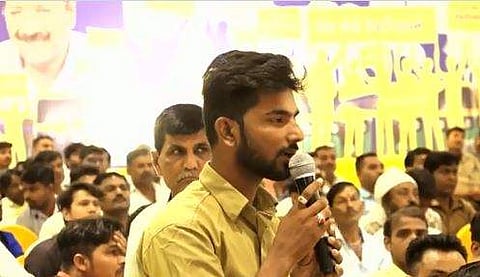 യോഗത്തില്‍ സംസാരിക്കുന്ന ഓട്ടോ ഡ്രൈവര്‍