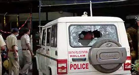 അക്രമികളായ അഭിഭാഷകര്‍ തകര്‍ത്ത പൊലീസ് ജീപ്പ് /ടെലിവിഷന്‍ ചിത്രം