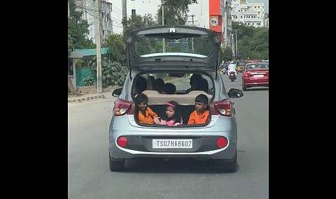 കുട്ടികളുമായി അപകടകരമായ രീതിയിലുള്ള കാര്‍ യാത്രയുടെ ദൃശ്യം