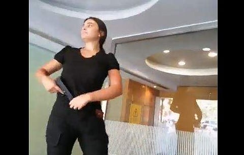 ബാങ്കില്‍ തോക്ക് ചൂണ്ടി നില്‍ക്കുന്ന യുവതിയുടെ ദൃശ്യം