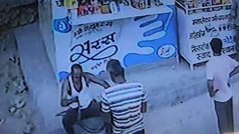 വിനോദ് തിവാരി പാമ്പിനെ പിടികൂടുന്ന ദൃശ്യം