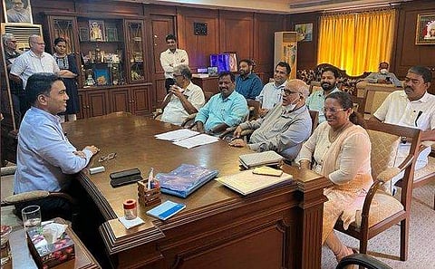 കോണ്‍ഗ്രസ് എംഎല്‍എമാര്‍ മുഖ്യമന്ത്രിയെ കാണുന്നു/ എഎന്‍ഐ