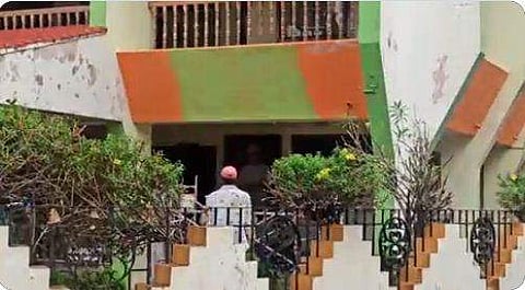 കാവി നിറം മാറ്റി അടിക്കുന്നു/ വീഡിയോ ദൃശ്യത്തില്‍ നിന്ന്‌