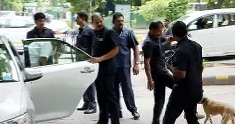 പിണറായിയ്ക്ക് നേരെ വന്ന തെരുവുനായയെ സുരക്ഷാ ഉദ്യോഗസ്ഥന്‍ ആട്ടിയകറ്റുന്നു/ ടെലിവിഷന്‍ ചിത്രം