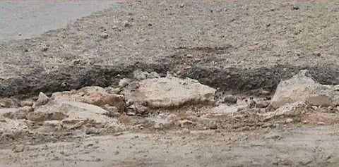 റോഡിലെ കുഴിയുടെ ദൃശ്യം