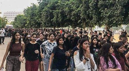 വിദ്യാര്‍ത്ഥിനികളുടെ പ്രതിഷേധം/ പിടിഐ