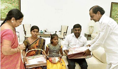 തെലങ്കാന മുഖ്യമന്ത്രിയും ഭാര്യയും കുട്ടിയ്ക്കും മാതാപിതാക്കള്‍ക്കും സമ്മാനങ്ങള്‍ നല്‍കുന്നു  / ട്വിറ്റര്‍