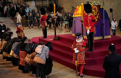 എലിസബത്ത് രാജ്ഞിയുടെ മൃതദേഹം പൊതുദർശനത്തിന് വച്ചപ്പോൾ/ചിത്രം: പിടിഐ