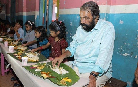 മന്ത്രി ശിവന്‍കുട്ടി കുട്ടികള്‍ക്കൊപ്പം ഓണസദ്യ കഴിക്കുന്നു/ ഫെയ്‌സ്ബുക്ക്‌