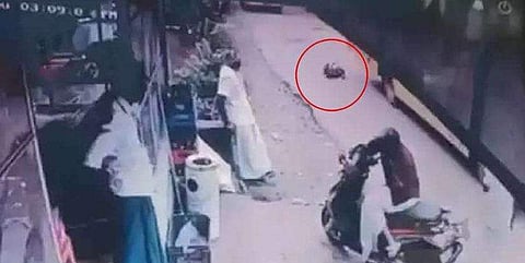 കുട്ടി ബസില്‍ നിന്നും തെറിച്ചുവീഴുന്നു/ ടിവി ദൃശ്യം