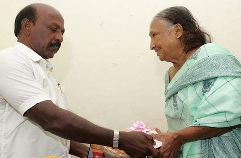 തമിഴ്നാട് ആരോഗ്യമന്ത്രി എം സുബ്രഹ്മണ്യം ജയകുമാരിയെ സന്ദർശിക്കുന്നു/ ചിത്രം: ട്വിറ്റർ