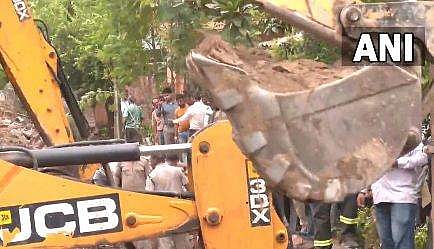 മതില്‍ തകര്‍ന്നുവീണ സ്ഥലത്തെ രക്ഷാപ്രവര്‍ത്തനത്തിനിടെ