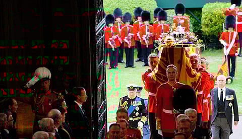 എലിസബത്ത് രാജ്ഞിയുടെ മൃതദേഹപേടകം വഹിച്ച് നീങ്ങുന്ന സംഘം, എഎഫ്പി