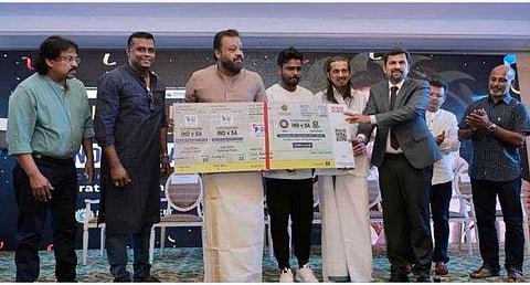 ടിക്കറ്റ് വില്‍പ്പന സുരേഷ് ഗോപി ഉദ്ഘാടനം ചെയ്യുന്നു