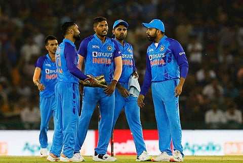 ഓസ്ട്രേലിയക്കെതിരായ മത്സരത്തിനിടെ ഇന്ത്യൻ താരങ്ങൾ/ ചിത്രം: ട്വിറ്റർ