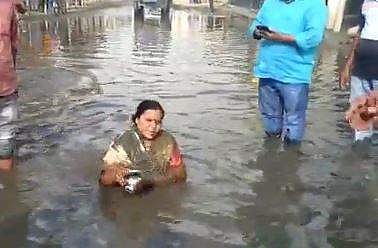 എംഎല്‍എ ചളിയില്‍ കുളിക്കുന്ന വീഡിയോ ദൃശ്യം