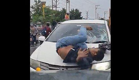 പാഞ്ഞുവന്ന കാര്‍ വിദ്യാര്‍ഥികളെ ഇടിച്ചുതെറിപ്പിക്കുന്ന ദൃശ്യം