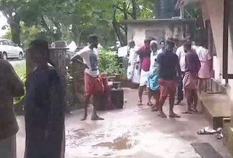 ഗ്യാസ് സിലിണ്ടര്‍ പൊട്ടിത്തെറിച്ച വീട്ടില്‍ ആളുകള്‍ തടിച്ചുകൂടിയപ്പോള്‍, സ്‌ക്രീന്‍ഷോട്ട്‌