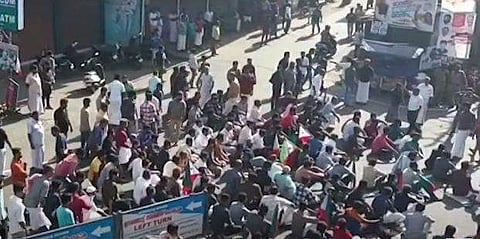 ഹര്‍ത്താല്‍ അനുകൂലികള്‍ റോഡ് ഉപരോധിക്കുന്നു/ ടിവിദൃശ്യം