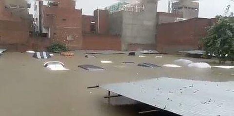 വെള്ളത്തില്‍ മുങ്ങിയ കാറുകള്‍