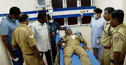 പരിക്കേറ്റ പൊലീസ് ഉദ്യോഗസ്ഥന്‍ ആശുപത്രിയില്‍/ ടിവി ദൃശ്യം