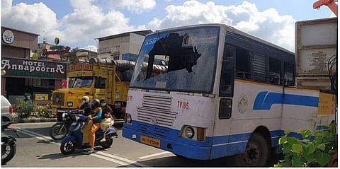 ആക്രമണത്തില്‍ തകര്‍ന്ന ബസ്‌