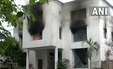 റിസോര്‍ട്ടിന് നാട്ടുകാര്‍ തീയിട്ടപ്പോള്‍/ എഎന്‍ഐ