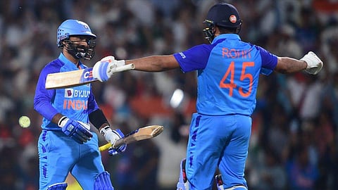 വിജയം നേടിയശേഷം രോഹിതും ദിനേഷ് കാര്‍ത്തിക്കും/ പിടിഐ