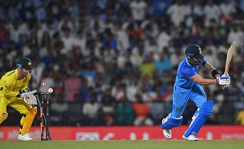 ആദം സാംപയുടെ പന്തില്‍ പുറത്താവുന്ന വിരാട് കോഹ്‌ലി/ഫോട്ടോ: എഎഫ്പി