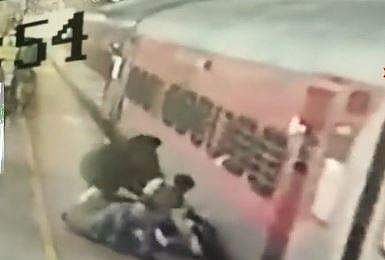 ട്രെയിനിനും പ്ലാറ്റ്‌ഫോമിനും ഇടയിലേക്ക് വീണ യാത്രക്കാരനെ രക്ഷിക്കുന്ന ദൃശ്യം